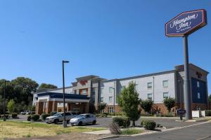 a hotel with a sign in front of a parking lot at Hampton Inn Ellensburg in Ellensburg