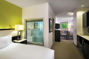 um quarto de hotel com uma cama e uma casa de banho em The Hollis Halifax - a DoubleTree Suites by Hilton em Halifax