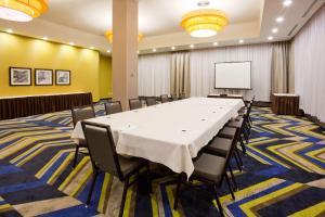 uma sala de conferências com uma grande mesa e cadeiras em The Hollis Halifax - a DoubleTree Suites by Hilton em Halifax