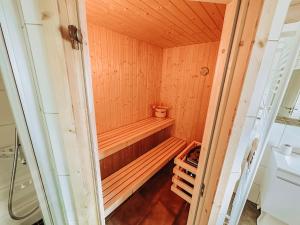 una pequeña sauna de madera con un banco. en ViLLA WASSERSTADT en Nordhorn