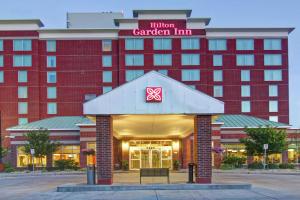 una representación del exterior de una posada con jardín en Hilton Garden Inn Ottawa Airport en Ottawa