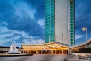 a building with a statue in front of it at Hilton Lac-Leamy in Gatineau