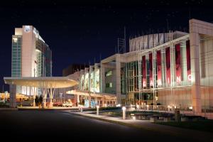 um grupo de edifícios à noite com luzes em Hilton Lac-Leamy em Gatineau