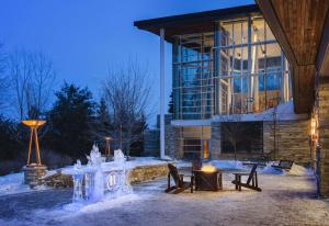 una casa con una hoguera en la nieve en Hilton Lac-Leamy en Gatineau