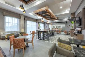 Hampton Inn & Suites Charlottetown في شارلوت تاون: مطعم فيه طاولات وكراسي في الغرفة