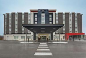 um grande edifício com uma placa em cima em Hampton Inn Peterborough em Peterborough