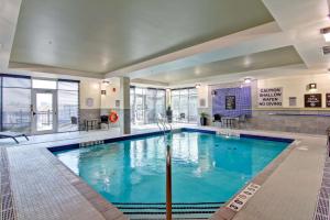 una gran piscina de agua azul en un edificio en Homewood Suites by Hilton Toronto-Ajax, en Ajax