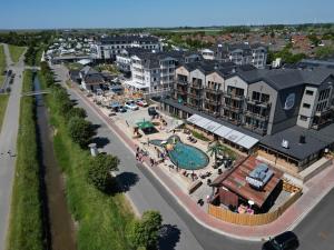 比苏姆Bretterbude Büsum的一座有度假村的城市的鸟瞰图