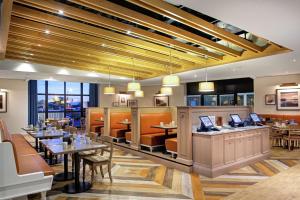 Doubletree by Hilton Toronto Airport, ON tesisinde bir restoran veya yemek mekanı