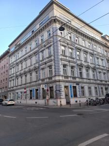 Hostel Wieden في فيينا: مبنى ابيض كبير على زاوية شارع