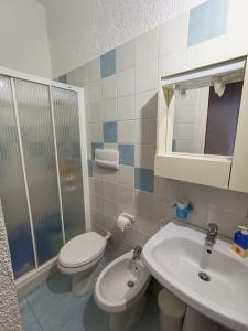 un baño con inodoro y lavabo en Villa Anna - Bifamiliare sul mare, en Torregrotta