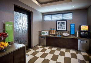 Kuchyň nebo kuchyňský kout v ubytování Hampton Inn by Hilton Timmins