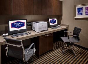 TV a/nebo společenská místnost v ubytování Hampton Inn by Hilton Timmins