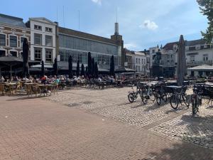 um grupo de bicicletas estacionadas numa rua de tijolos em Amazing Studio S3, City Centre Dordrecht em Dordrecht