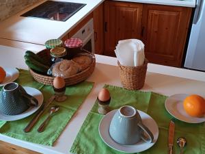 una encimera de cocina con platos, utensilios y huevos. en The House of Pericles, en Silikou