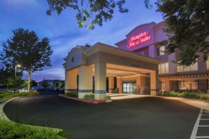 un hôtel avec un panneau à l'avant dans l'établissement Hampton Inn & Suites Yuba City, à Yuba City