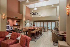 une salle à manger avec une grande table et des chaises dans l'établissement Hampton Inn & Suites Yuba City, à Yuba City