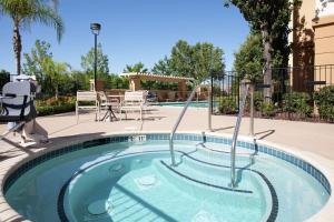 a swimming pool with a plunge in the middle at Hampton Inn & Suites Yuba City in Yuba City