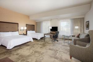 Habitación de hotel con 2 camas y escritorio en Hampton Inn & Suites Yuba City, en Yuba City