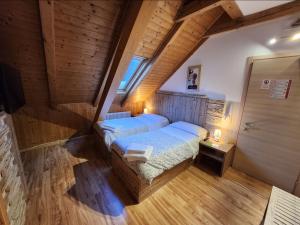 einen Blick über ein Schlafzimmer mit 2 Betten in der Unterkunft Hotel Tarvisio in Tarvis