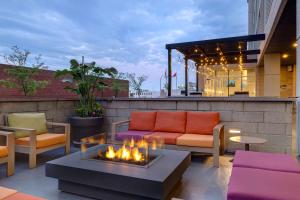 patio z kanapą i miejscem na ognisko w obiekcie Home2 Suites By Hilton Montreal Dorval w mieście Dorval