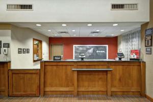 una sala de espera con un cajero automático en un hospital en Hampton Inn & Suites Yuma, en Yuma