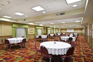 una sala banchetti con tavoli e sedie bianchi di Hampton Inn & Suites Yuma a Yuma