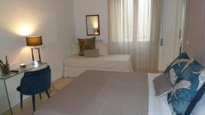um pequeno quarto com 2 camas, uma secretária e uma cama em Camera Con Vista em Roma