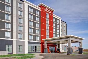 rysunek hotelu z czerwonym budynkiem w obiekcie Hampton Inn & Suites - Medicine Hat w mieście Medicine Hat