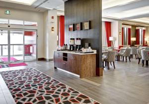 Ресторан / где поесть в Hampton Inn & Suites - Medicine Hat