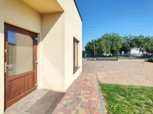 un bâtiment avec une porte et une pelouse dans l'établissement Pokoje Gościnne pod Orzechem, 