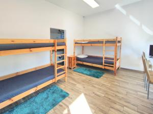 的住宿－Pokoje Gościnne pod Orzechem，铺有木地板的客房内配有两张双层床。
