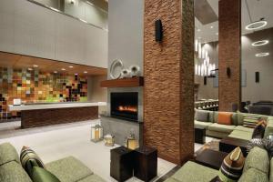 Posezení v ubytování Hilton Garden Inn Calgary Downtown