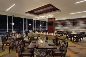 Restaurace v ubytování Hilton Garden Inn Calgary Downtown