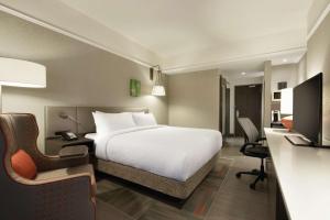 Postel nebo postele na pokoji v ubytování Hilton Garden Inn Calgary Downtown