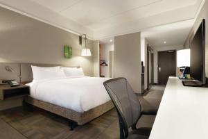 Postel nebo postele na pokoji v ubytování Hilton Garden Inn Calgary Downtown