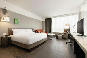 Postel nebo postele na pokoji v ubytování Hilton Garden Inn Calgary Downtown + 18 fotografií