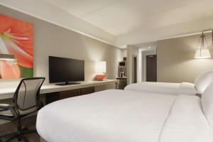 Postel nebo postele na pokoji v ubytování Hilton Garden Inn Calgary Downtown