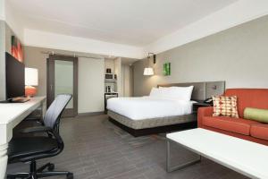 Postel nebo postele na pokoji v ubytování Hilton Garden Inn Calgary Downtown