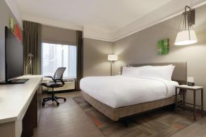 TV a/nebo společenská místnost v ubytování Hilton Garden Inn Calgary Downtown
