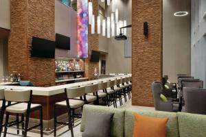 TV a/nebo společenská místnost v ubytování Hilton Garden Inn Calgary Downtown
