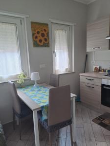 une cuisine avec une table et des chaises et une cuisine avec un comptoir dans l'établissement La Rosa Verde, à Castrovillari
