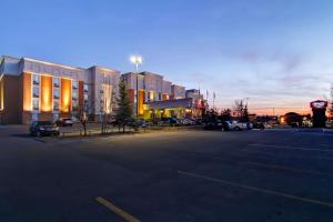 um parque de estacionamento em frente a um grande edifício em Hampton Inn & Suites by Hilton Calgary-Airport em Calgary