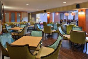 uma sala de jantar com mesas e cadeiras e uma cafetaria em Hampton Inn & Suites by Hilton Calgary University NW em Calgary