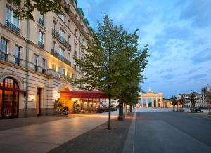 uma árvore numa rua ao lado de um edifício em Hotel Adlon Kempinski Berlin em Berlim