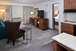 Habitación de hotel con cocina y sala de estar. en Hampton Inn & Suites by Hilton Calgary University NW, en Calgary