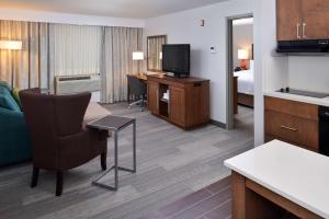 Televisor o centre d'entreteniment de Hampton Inn & Suites by Hilton Calgary University NW