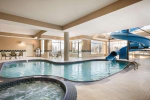 - une grande piscine intérieure avec toboggan dans une chambre d'hôtel dans l'établissement Hilton Garden Inn Toronto/Vaughan, à Vaughan