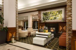 eine Lobby eines Hotels mit Kamin in der Unterkunft Hilton Garden Inn Toronto/Vaughan in Vaughan