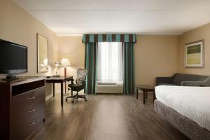 TV a/nebo společenská místnost v ubytování Hilton Garden Inn Toronto/Vaughan